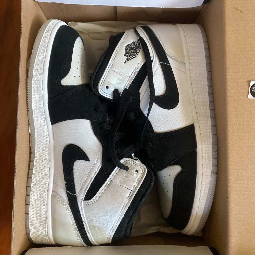 *NEW* Jordan’s Mid 1s SE
